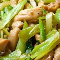 ไก่ผัดพริกอ่อน (กับข้าว)