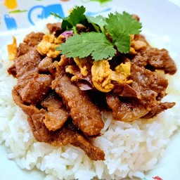 ข้าวราดหมูกระเทียมพริกไทย