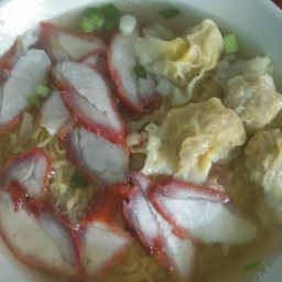 นายลิ้ม   บะหมี่เกี้ยว ..ขาหมู..ก๋วยเตี๋ยวต้มยำ สุขุมวิท38 เจ้าเก่า