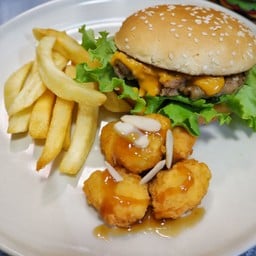 T1 เบอร์เกอร์หมู+ชีส เฟรนซ์ฟรายส์และไก่ป็อบ ทริปเปิ้ลเชต