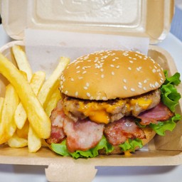 [อร่อยซ่ากับโค้ก] B5 เบอร์เกอร์หมู+เบคอน+ชีส และเฟรนซ์ฟรายส์ ดูโอ้เชต +  โค้ก ออริจินัล (กระป๋อง)