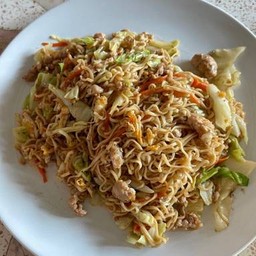 ผัดบะหมี่กึ่งสำเร็จรูปใส่ผัก