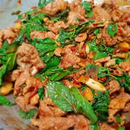 หมูชิ้นผัดกะเพรา (กับข้าว)