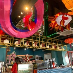 โคมไฟกระดาษภายในร้าน