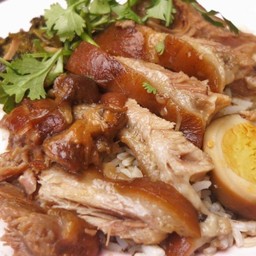 ข้าวขาหมู (เนื้อ+หนัง)  มีไข่ 75 บาท