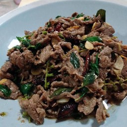 ข้าวกะเพราเนื้อชิ้น