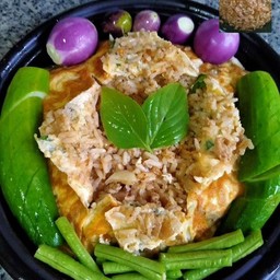 ข้าวคลุกน้ำพริกผัดหมูสับใส่น้ำปลาร้าห่อไข่เจียวโหระพา