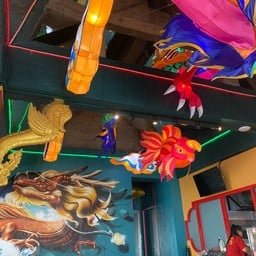 โคมไฟกระดาษภายในร้าน