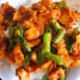 หมูชิ้นผัดพริกแกง (กับข้าว)