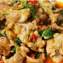 กระเพราสันคอหมูเป็นกับ