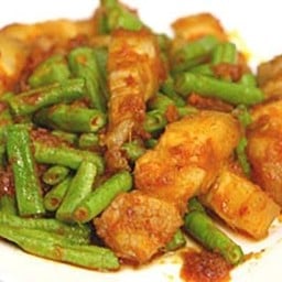 สามชั้นผัดพริกแกง (กับข้าว)