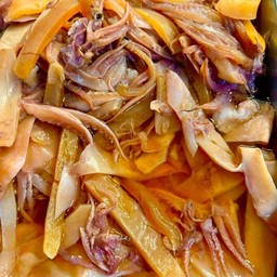 ปลาหมึกกรอบ  ขีดล่ะ 30 บาทค่ะ