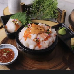 ข้าวหน้ากุ้งหวาน หอยเชลล์ ไข่หอยเม่น