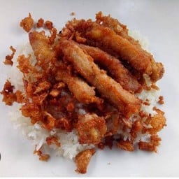 ข้าวเหนียวห่อ หมูทอดกระเทียม