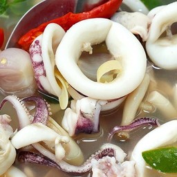 ต้มยำปลาหมึก ( น้ำใส )