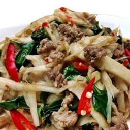 ผัดหน่อไม้ดองหมูสับราดข้าว