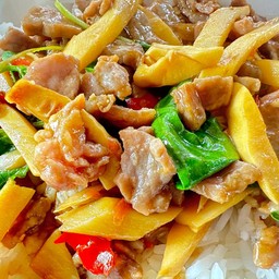 กะเพราหน่อไม้เนื้อ