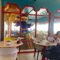 โคมไฟกระดาษภายในร้าน