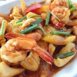 ข้าวกุ้งหมึกผัดน้ำพริกเผา