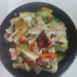 ข้าวหอมมะลิราดผัดผักรวมมิตรหมู