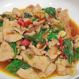 หมูชิ้นผัดโหระพา (กับข้าว)