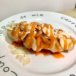 Thai Tea Almond Croffle (ครอฟเฟิล ชาไทย + อัลมอนด์)