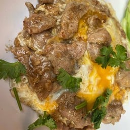 ข้าวหมูกะเทียมคั่วไข่ขยี้