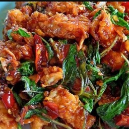 ข้าวกะเพราไก่กรอบไข่เยี่ยวม้าทอด