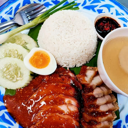 ข้าวหมูแดง หมูกรอบ น้ำซอสหอมถั่วคั่วและงา