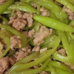 หมูสับผัดพริกอ่อน (กับข้าว)