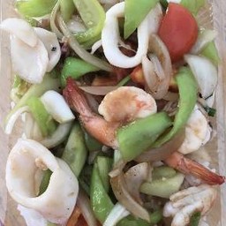 ข้าวกุ้งหมึกผัดพริกหยวก