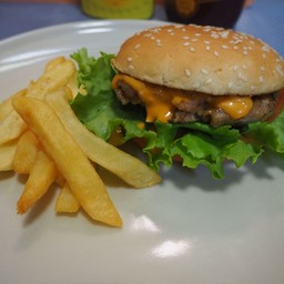 B6 เนื้อ+ชีส และเฟรนซ์ฟรายส์ ดูโอ้เชต