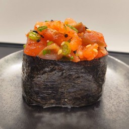 Gunkan spicy salmon