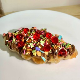 Birthday  Croffle + Red Jelly (เบิร์ด เดย์ ครอฟเฟิล + เยลลี่แดง รส สตรอเบอร์รี่)