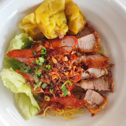 บะหมี่เกี๊ยวหมูกรอบหมูแดง