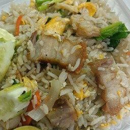 ข้าวผัดหมูกรอบ