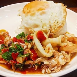 กะเพราหมึก+ไข่ดาว ราดข้าว