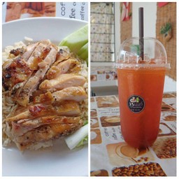 ข้าวมันไก่ย่างกินคู่ชาดำเย็น