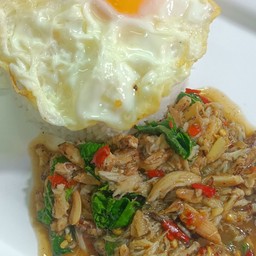 กระเพราเนื้อปูราดข้าว+ไข่ดาว