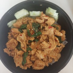 ข้าวหอมมะลิราดกระเพราไก่