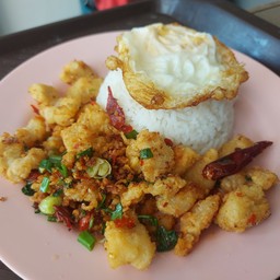 ข้าวราดไก่กรอบคั่วพริกเกลือ ฟรีไข่ดาว