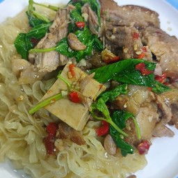บะหมี่แห้งซอสกระเพราขาหมู