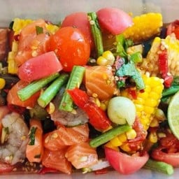 ยำแซลมอนกุ้งสดไข่แดงเค็ม ..