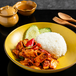 หมูกรอบผัดน้ำพริกเผาราดข้าว