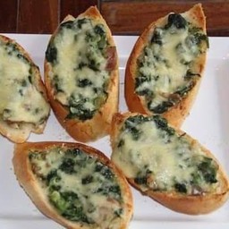 ขนมปังผักโขมอบชีส