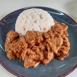 ข้าวราดหมูผัดกระเทียมพริกไทย