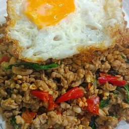กระเพราหมูสับราดข้าว+ไข่ดาว