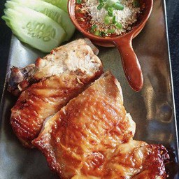 สะโพกไก่ย่าง+น้ำจิ้มแจ่ว