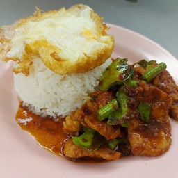 ข้าวราดผัดพริกแกง ฟรีไข่ดาว