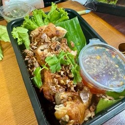 สะโพกไก่ทอดกระเทียม